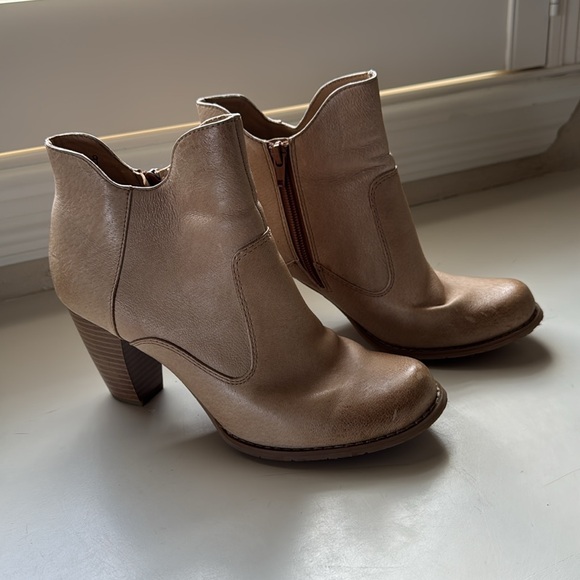 Chic Tan Leather Ankle Booties - Picture 5 of 11